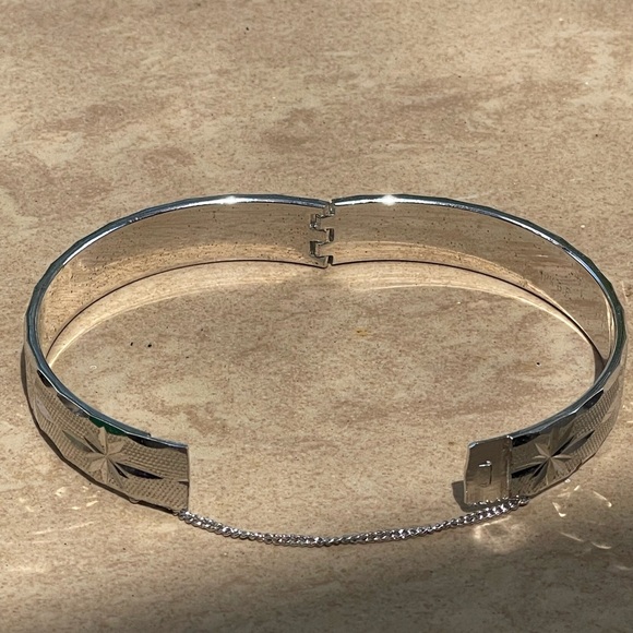 Vintage 1960’s 18KT White Gold Filled Starburst Textured Bangle Bracelet - Picture 4 of 4